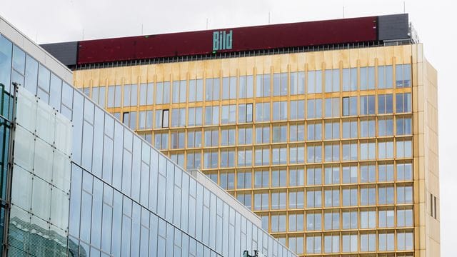 Axel Springer und Facebook haben sich nach jahrelangen juristischen Auseinandersetzungen überraschend auf eine umfassende Zusammenarbeit verständigt. Axel Springer und Facebook haben sich nach jahrelangen juristischen Auseinandersetzungen überraschend auf eine umfassende Zusammenarbeit verständigt.