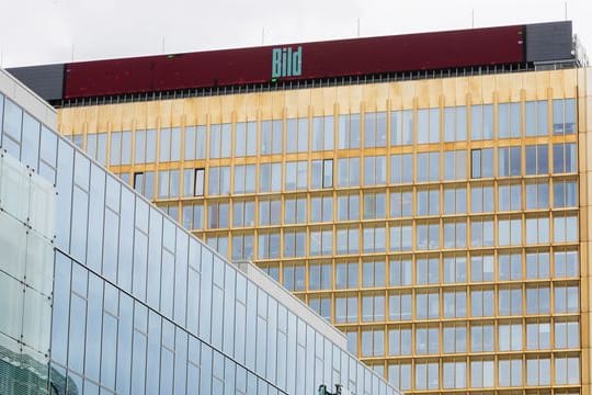 Axel Springer und Facebook haben sich nach jahrelangen juristischen Auseinandersetzungen überraschend auf eine umfassende Zusammenarbeit verständigt.