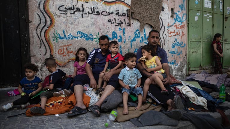 Gaza: Eine palästinensische Familie sitzt vor ihrem Zuhause, nachdem es von israelischen Streitkräften getroffen wurde.