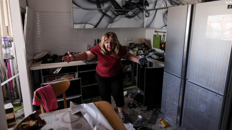 Ashdod, Israel: Eine Frau steht in ihrer nach einem Raketenangriff aus Gaza zerstörten Küche.