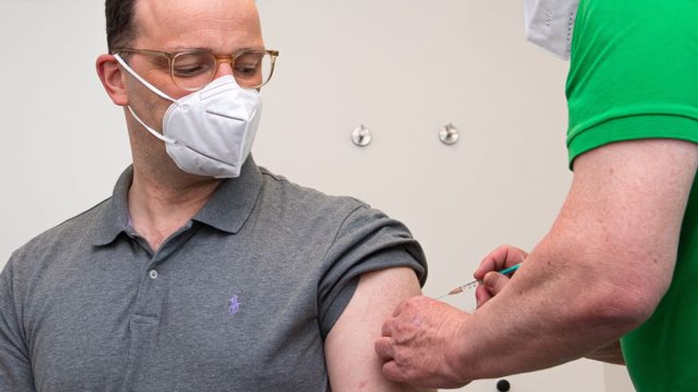 Jens Spahn (l,CDU), Bundesminister für Gesundheit, wird in einer Hausarztpraxis mit dem Impfstoff AstraZeneca geimpft.