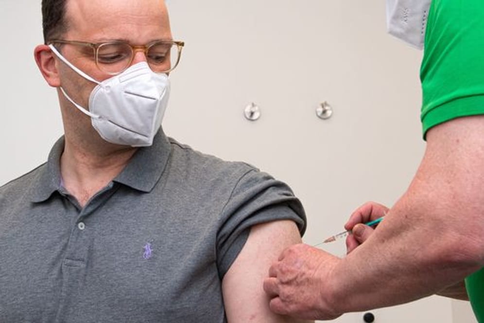 Jens Spahn (l,CDU), Bundesminister für Gesundheit, wird in einer Hausarztpraxis mit dem Impfstoff AstraZeneca geimpft.