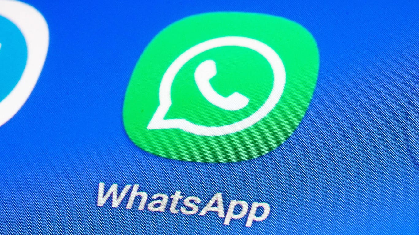 Das Logo von WhatsApp auf einem Smartphone-Bildschirm: Der Messengerdienst arbeitet an einem neuen Modus für selbstlöschende Nachrichten.