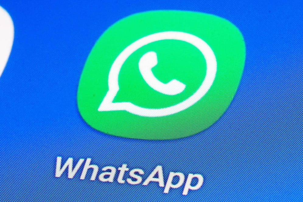 Das Logo von WhatsApp auf einem Smartphone-Bildschirm: Der Messengerdienst arbeitet an einem neuen Modus für selbstlöschende Nachrichten.