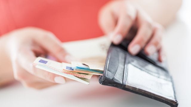 Unternehmen können ihren Beschäftigten einen steuerfreien Corona-Bonus zahlen. Unternehmen können ihren Beschäftigten einen steuerfreien Corona-Bonus zahlen.