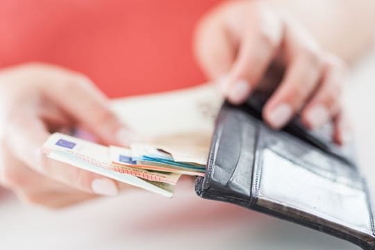 Unternehmen können ihren Beschäftigten einen steuerfreien Corona-Bonus zahlen.