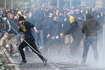 Massive Gewalt: Anhänger der SG Dynamo Dresden verletzten bei Ausschreitungen weit über 100 Beamte.