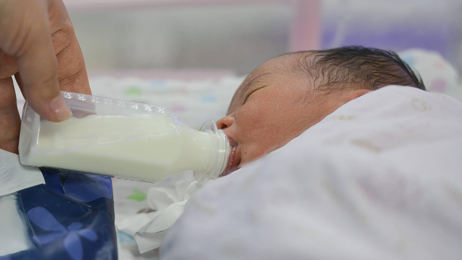 Ein neugeborenes Baby in China: Das Land will sich in den nächsten drei bis fünf Jahren von Geburtenbeschränkungen verabschieden. Ein neugeborenes Baby in China: Das Land will sich in den nächsten drei bis fünf Jahren von Geburtenbeschränkungen verabschieden.