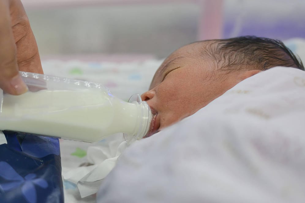 Ein neugeborenes Baby in China: Das Land will sich in den nächsten drei bis fünf Jahren von Geburtenbeschränkungen verabschieden.