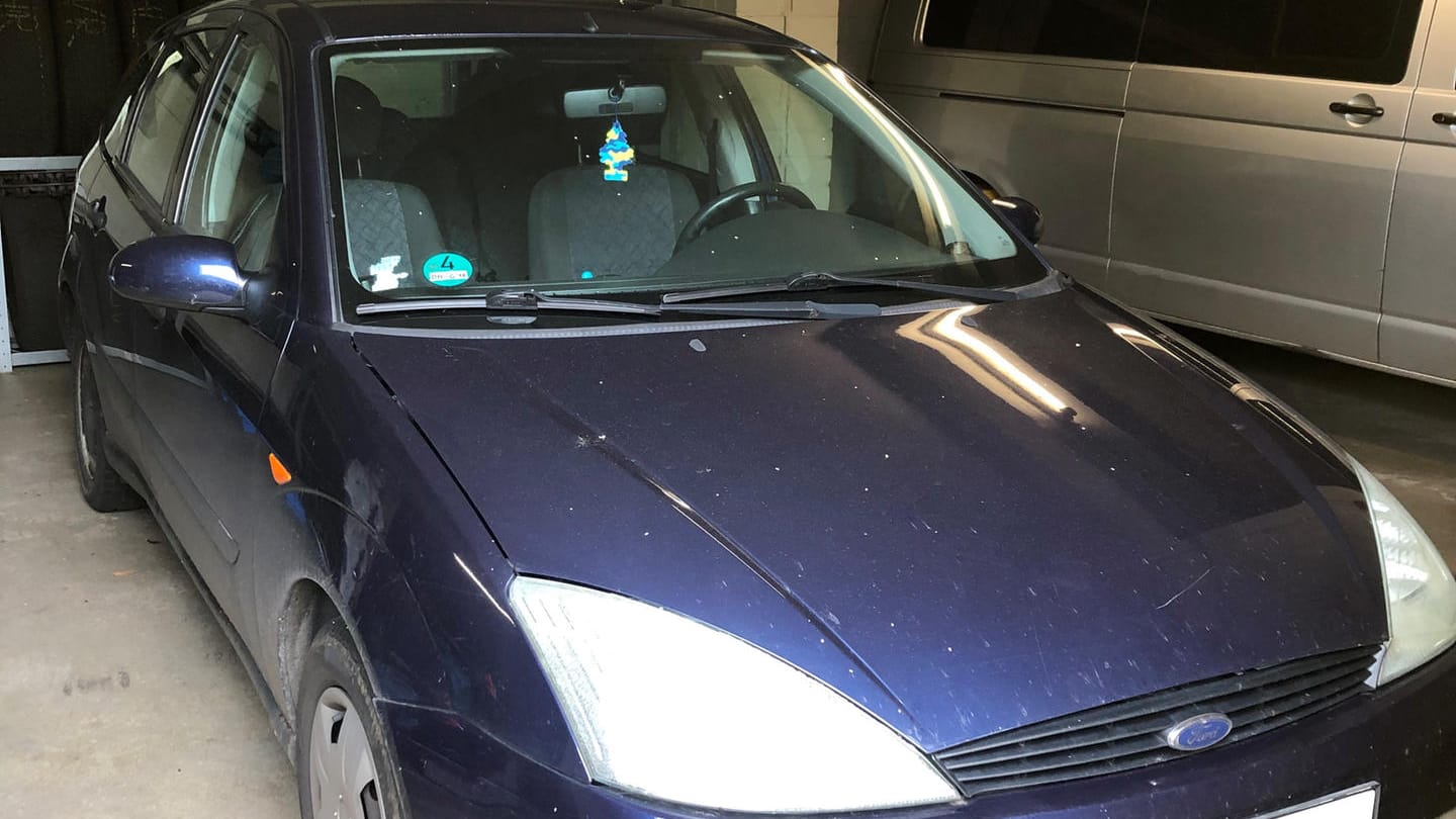 Das Auto des Verdächtigen: Die Polizei stellte den Ford bereits sicher, bittet aber Zeugen, die das Auto am Sonntag gesehen haben, sich zu melden,