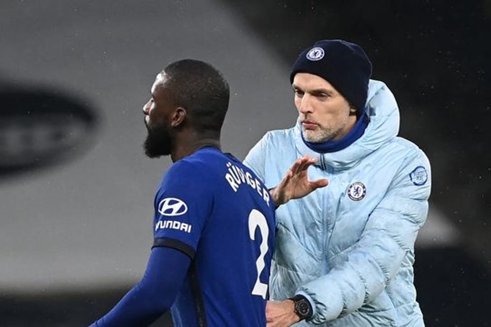 Chelsea-Trainer Thomas Tuchel (r) lobt Antonio Rüdiger.