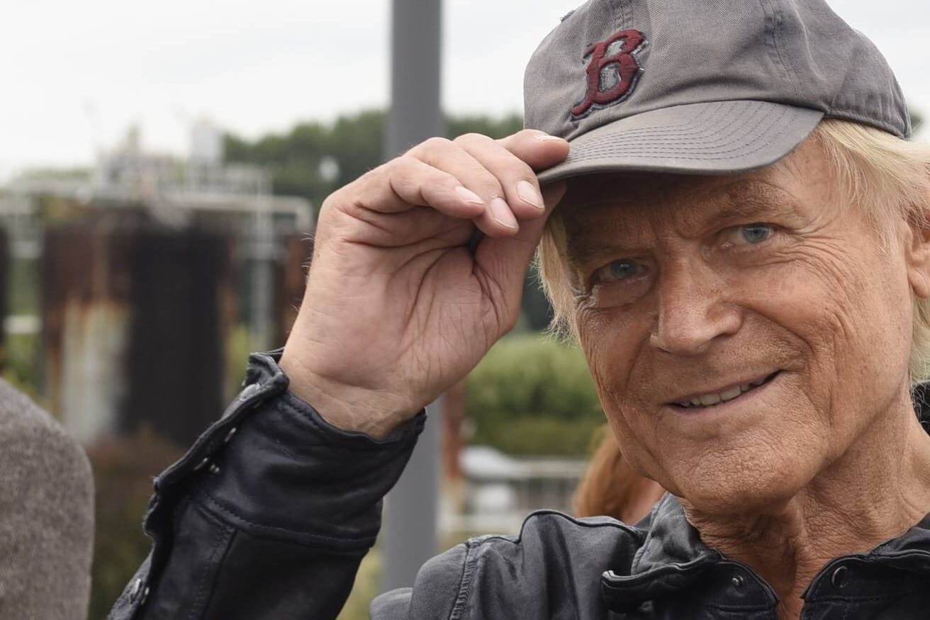 Mario Girotti alias Terence Hill: Der BVB hat dem 82-Jährigen ein signiertes Trikot geschickt.