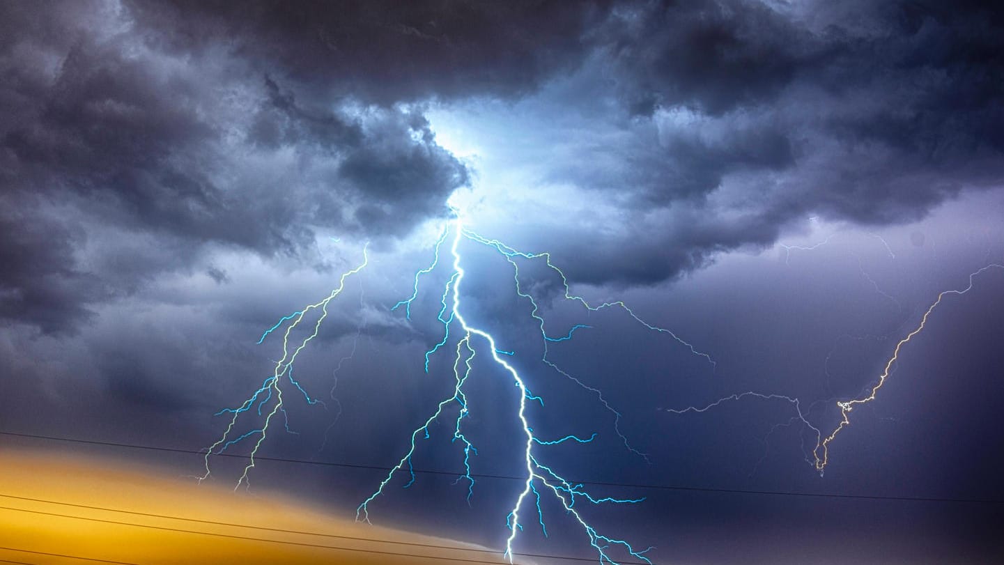 Ein Blitz (Symbolbild): In Karlsruhe wurde ein Teenager bei einem Gewitter schwer verletzt.