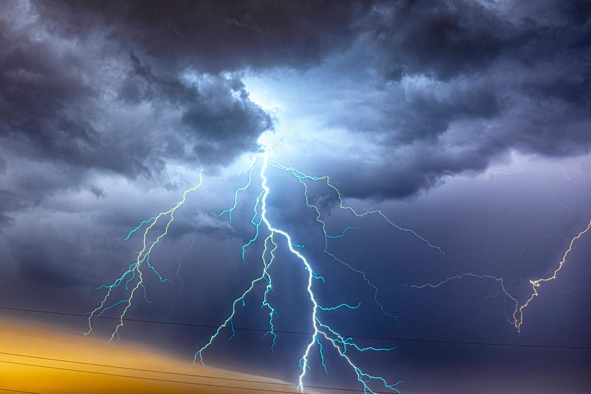 Ein Blitz (Symbolbild): In Karlsruhe wurde ein Teenager bei einem Gewitter schwer verletzt.