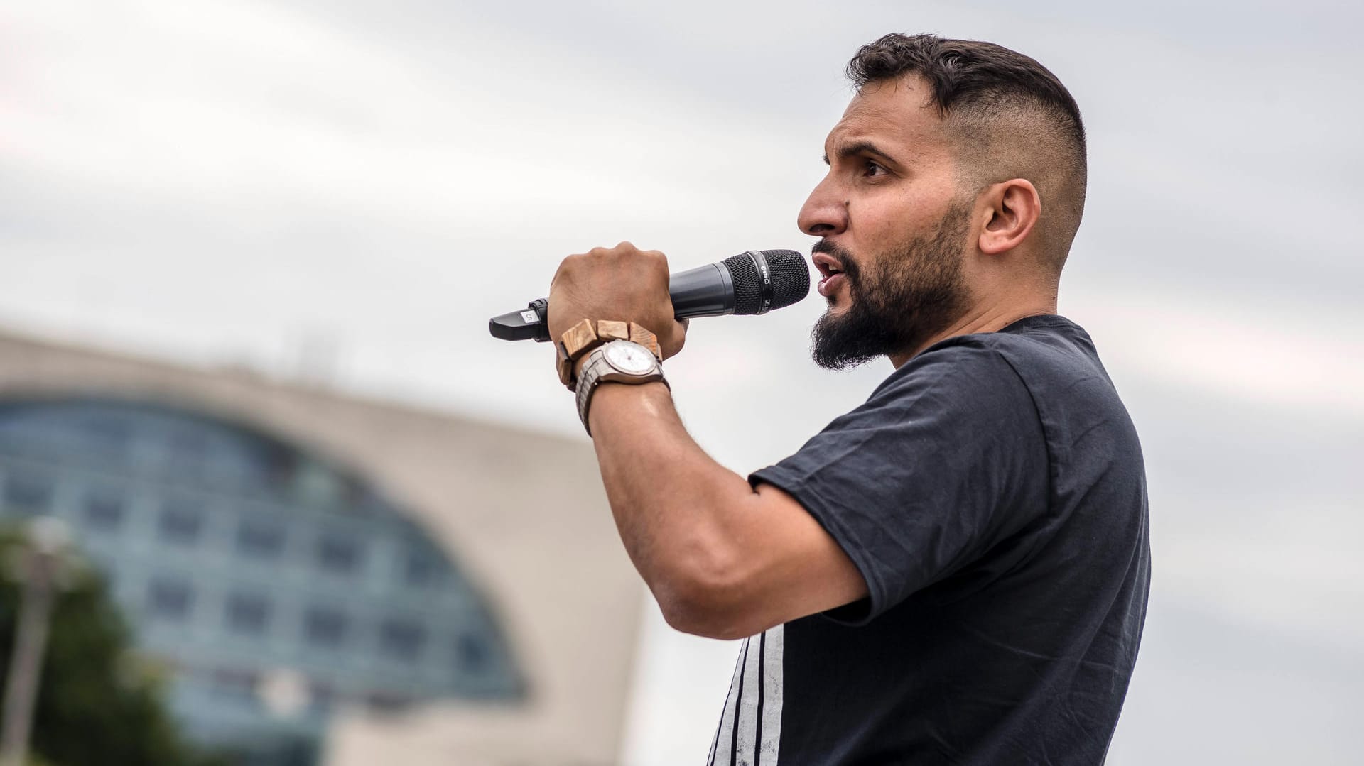 Attila Hildmann: Der Verschwörungsideologe konnte offenbar wegen eines wertvollen Tipps aus Gerichtskreisen rechtzeitig in der Türkei untertauchen. Attila Hildmann: Der Verschwörungsideologe konnte offenbar wegen eines wertvollen Tipps aus Gerichtskreisen rechtzeitig in der Türkei untertauchen.