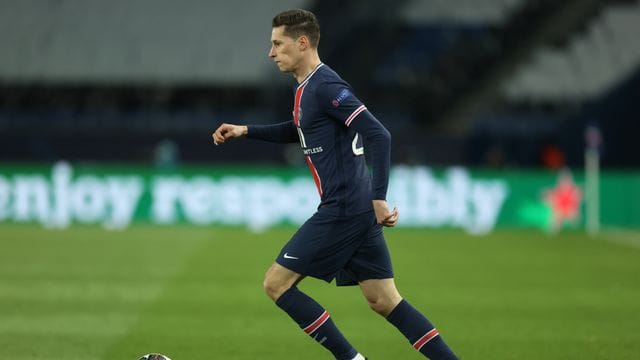 Fußball-Nationalspieler Julian Draxler verlängerte bei PSG bis 2024. Fußball-Nationalspieler Julian Draxler verlängerte bei PSG bis 2024.