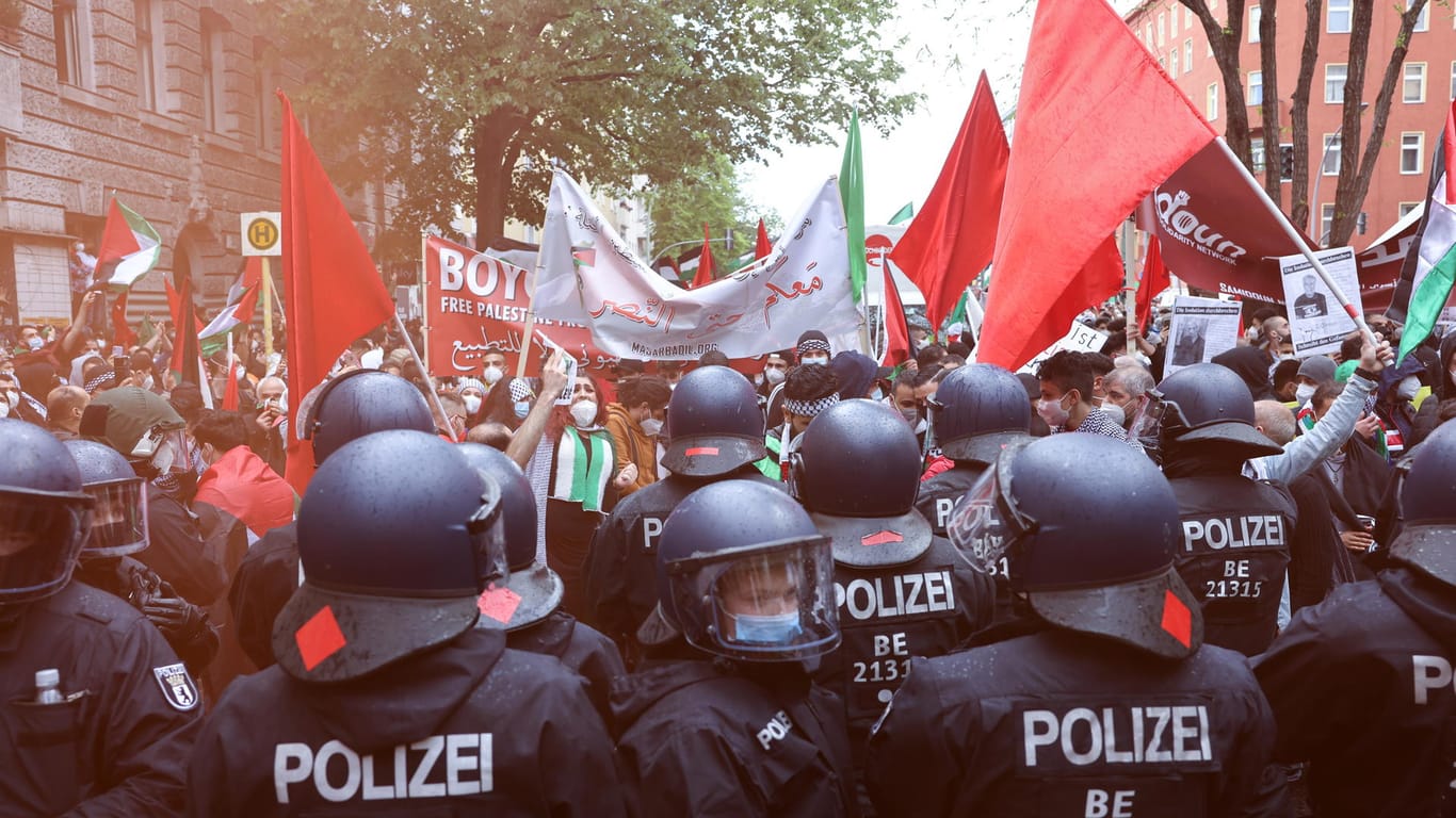 Eine propalästinensische Demo in Berlin: Die Polizei hatte größte Mühe, die Menge unter Kontrolle zu bringen.