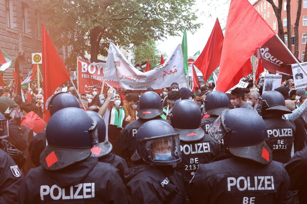 Eine propalästinensische Demo in Berlin: Die Polizei hatte größte Mühe, die Menge unter Kontrolle zu bringen.