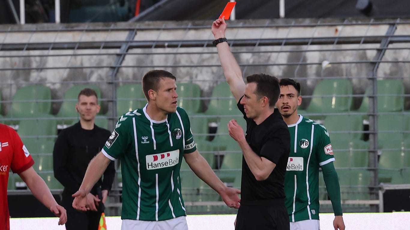 Platzverweis: Lübecks Tommy Grupe (M.) sah im Spiel gegen Zwickau Rot.