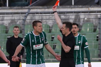 Platzverweis: Lübecks Tommy Grupe (M.) sah im Spiel gegen Zwickau Rot.