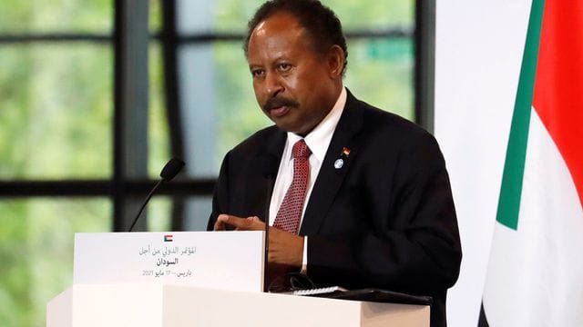 Abdalla Hamdok, Premierminister des Sudan, nimmt an einer Pressekonferenz während einer internationalen Konferenz zur Unterstützung des Sudan teil.