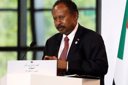 Abdalla Hamdok, Premierminister des Sudan, nimmt an einer Pressekonferenz während einer internationalen Konferenz zur Unterstützung des Sudan teil.