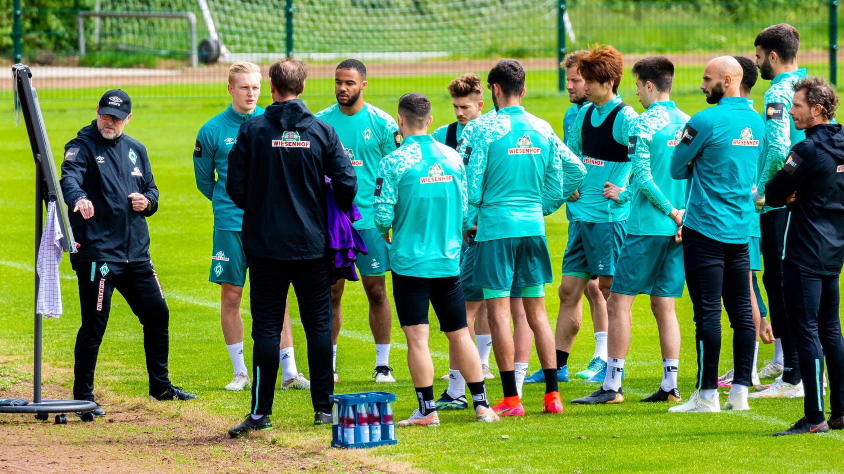 Neuer Hoffnungsträger: Thomas Schaaf (l.) bringt den Werder-Spielern seine Vorstellungen an der Taktiktafel näher.