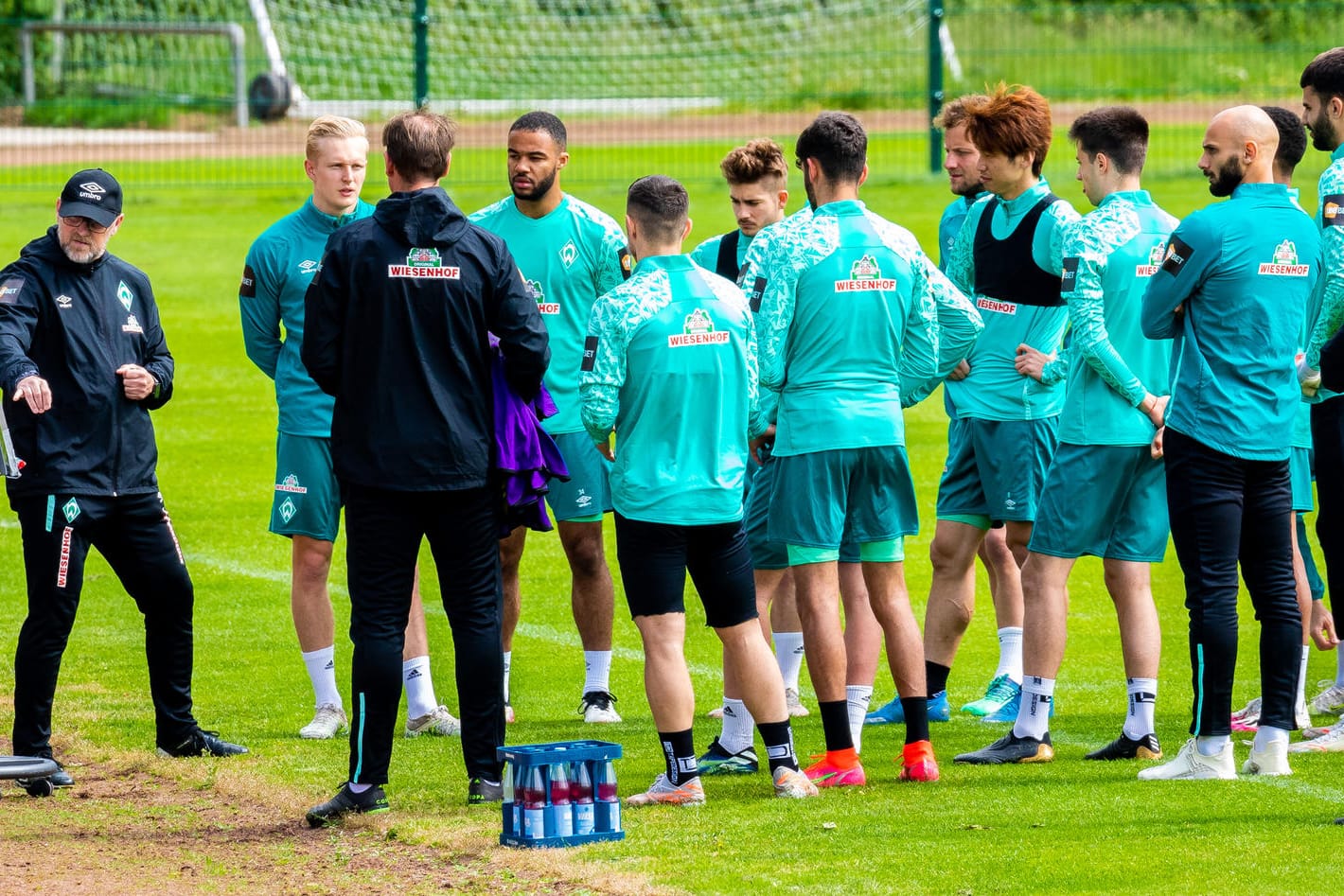 Neuer Hoffnungsträger: Thomas Schaaf (l.) bringt den Werder-Spielern seine Vorstellungen an der Taktiktafel näher.