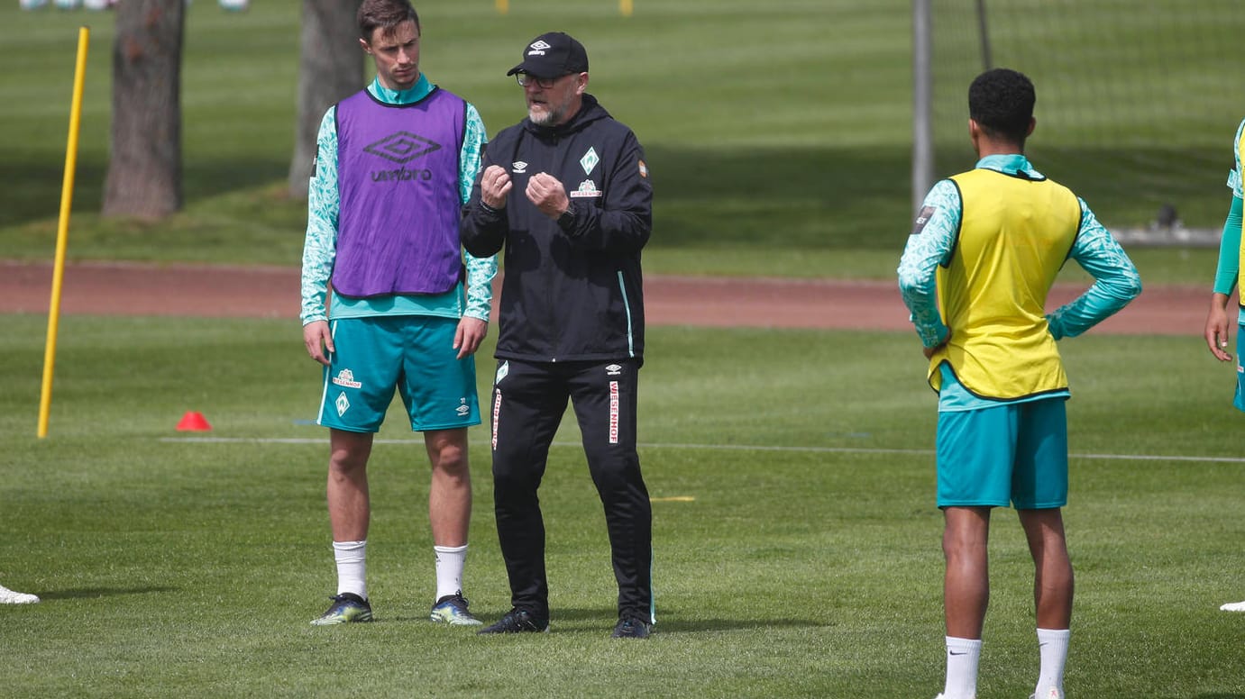 Thomas Schaaf (M.) ist seit Sonntag Interimstrainer bei Werder Bremen.