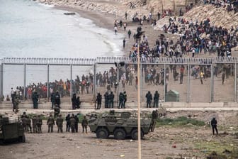 Die spanische Armee ist an der Grenze zu Marokko im Einsatz.