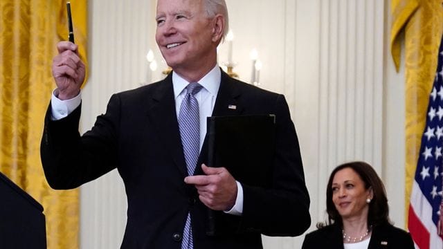 US-Präsident Biden (l) und Vizepräsidentin Harris legen ihre Steuerunterlagen offen. US-Präsident Biden (l) und Vizepräsidentin Harris legen ihre Steuerunterlagen offen.