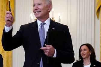 US-Präsident Biden (l) und Vizepräsidentin Harris legen ihre Steuerunterlagen offen.