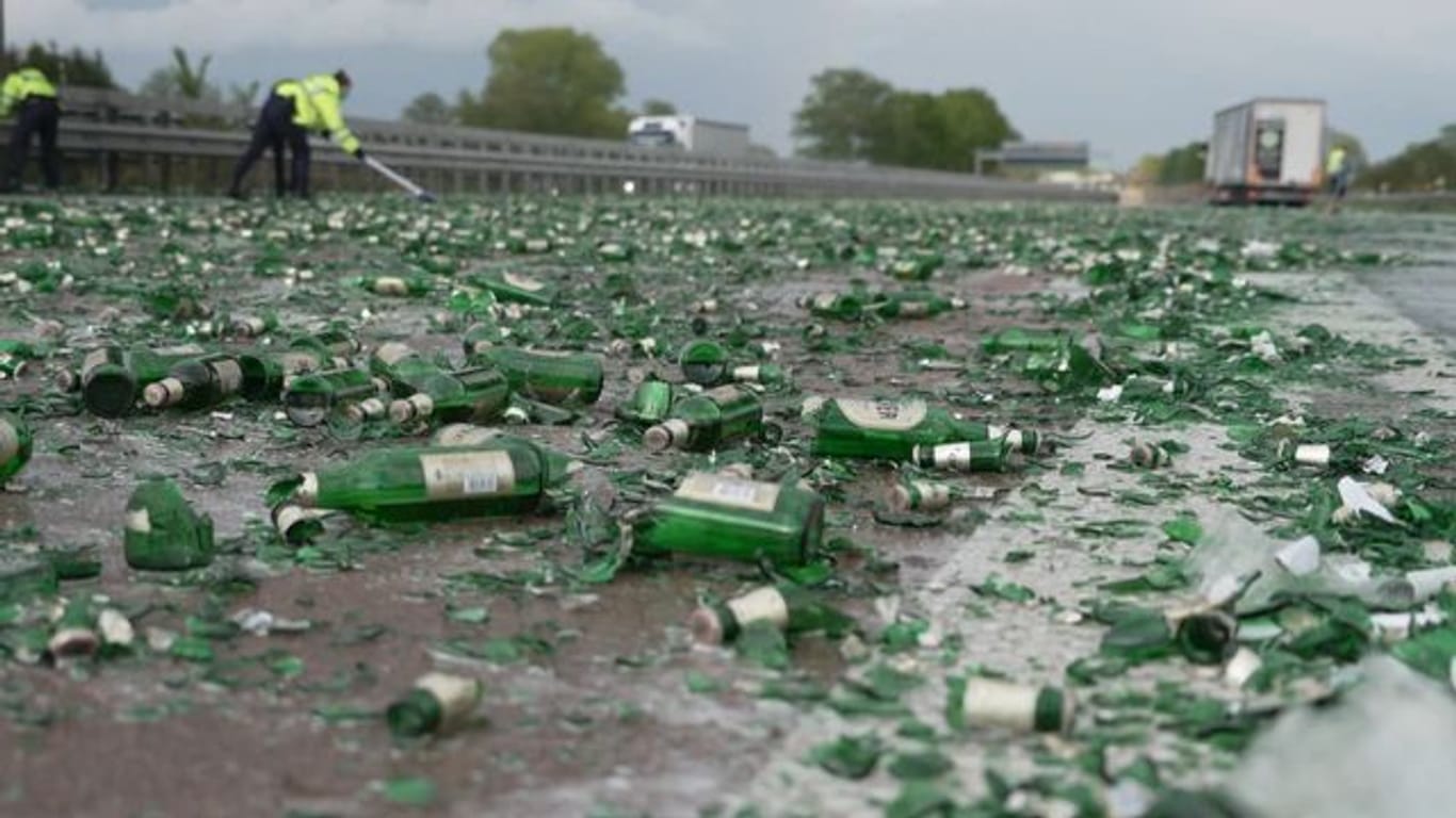 Trauriger Anblick: Zerstörte Bierflaschen liegen auf der A1 in Richtung Bremen.