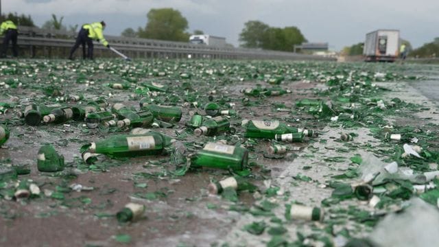 Trauriger Anblick: Zerstörte Bierflaschen liegen auf der A1 in Richtung Bremen. Trauriger Anblick: Zerstörte Bierflaschen liegen auf der A1 in Richtung Bremen.