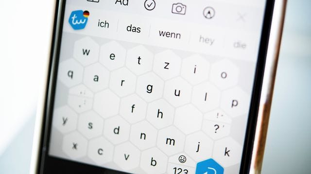 Sieht komisch aus, mit dem Tutorial und einem Online-Übungsspiel sitzt die Wabentipperei mit Typewise nach knapp einer Woche schon ganz gut. Sieht komisch aus, mit dem Tutorial und einem Online-Übungsspiel sitzt die Wabentipperei mit Typewise nach knapp einer Woche schon ganz gut.