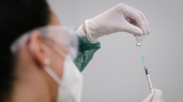 Nach dem Wegfall der Impfpriorisierung wird mit einer deutlich höheren Menge an Dosen gerechnet. Nach dem Wegfall der Impfpriorisierung wird mit einer deutlich höheren Menge an Dosen gerechnet.