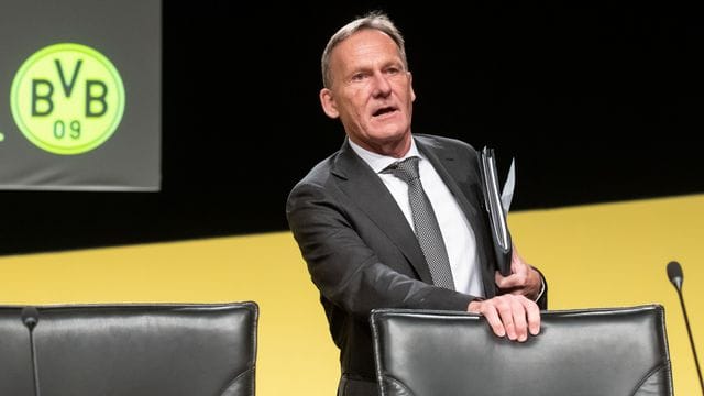 Hans-Joachim Watzke glaubt an eine Rückkehr der Zuschauer in die Fußballstadien. Hans-Joachim Watzke glaubt an eine Rückkehr der Zuschauer in die Fußballstadien.