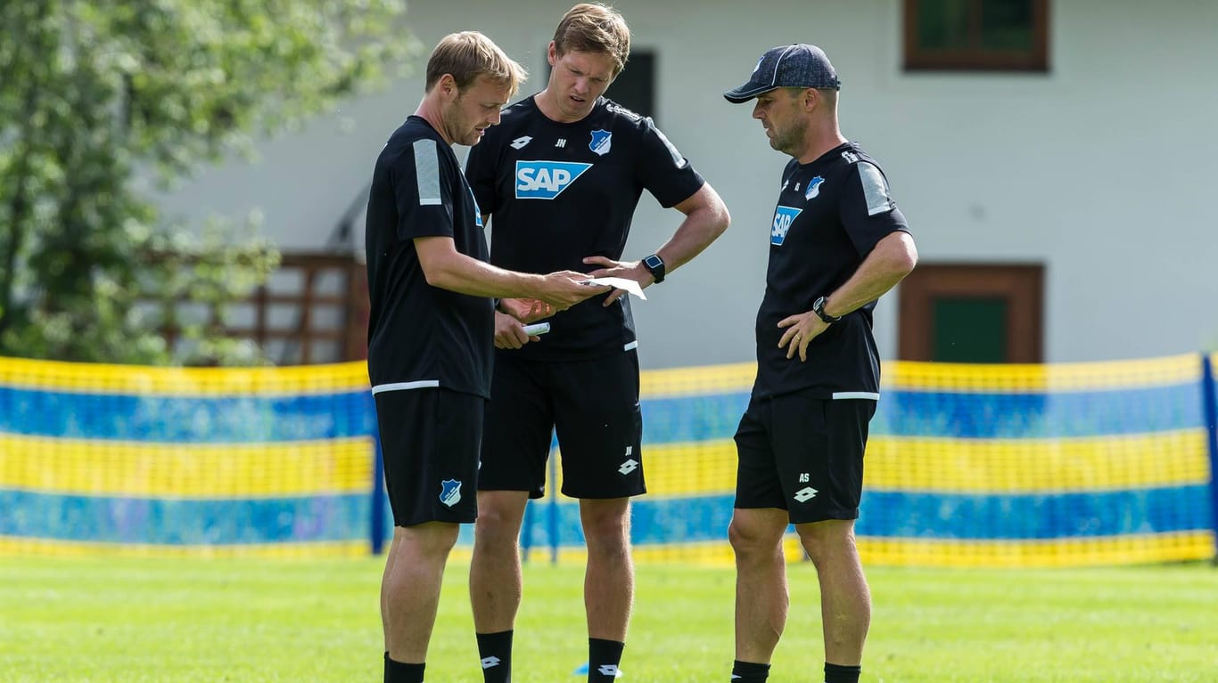 Trainingslager der TSG Hoffenheim 2017: Co-Trainer Alfred Schreuder (r.) und Julian Nagelsmann (Mitte).