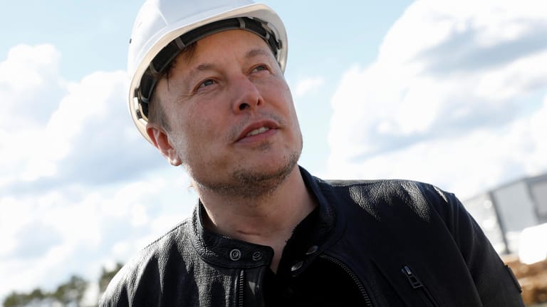 Elon Musk auf der Tesla-Baustelle bei Berlin: Der Tesla-Chef rutschte im Milliardärs-Ranking ab.