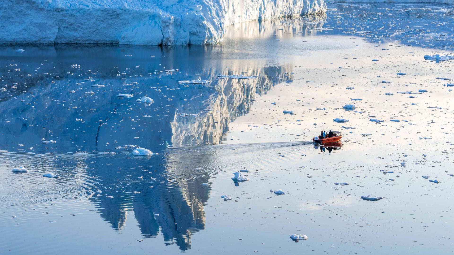 Ein Boot vor dem grönländischem Eis: Forscher warnen vor einer Erhöhung des Meeresspiegels, sollte das Eis abschmelzen.