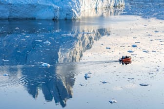 Ein Boot vor dem grönländischem Eis: Forscher warnen vor einer Erhöhung des Meeresspiegels, sollte das Eis abschmelzen.