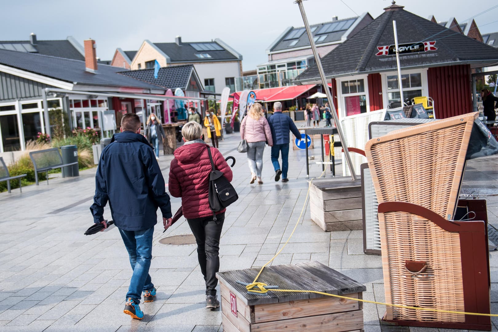 Heiligenhafen: Passanten spazieren über die Promenade. Schleswig-Holstein lockerte ab Montag seine Corona-Beschränkungen.
