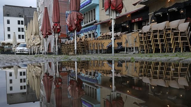 Zusammengestellte Tische und Stühle vor einem geschlossenen Lokal in Köln. Zusammengestellte Tische und Stühle vor einem geschlossenen Lokal in Köln.