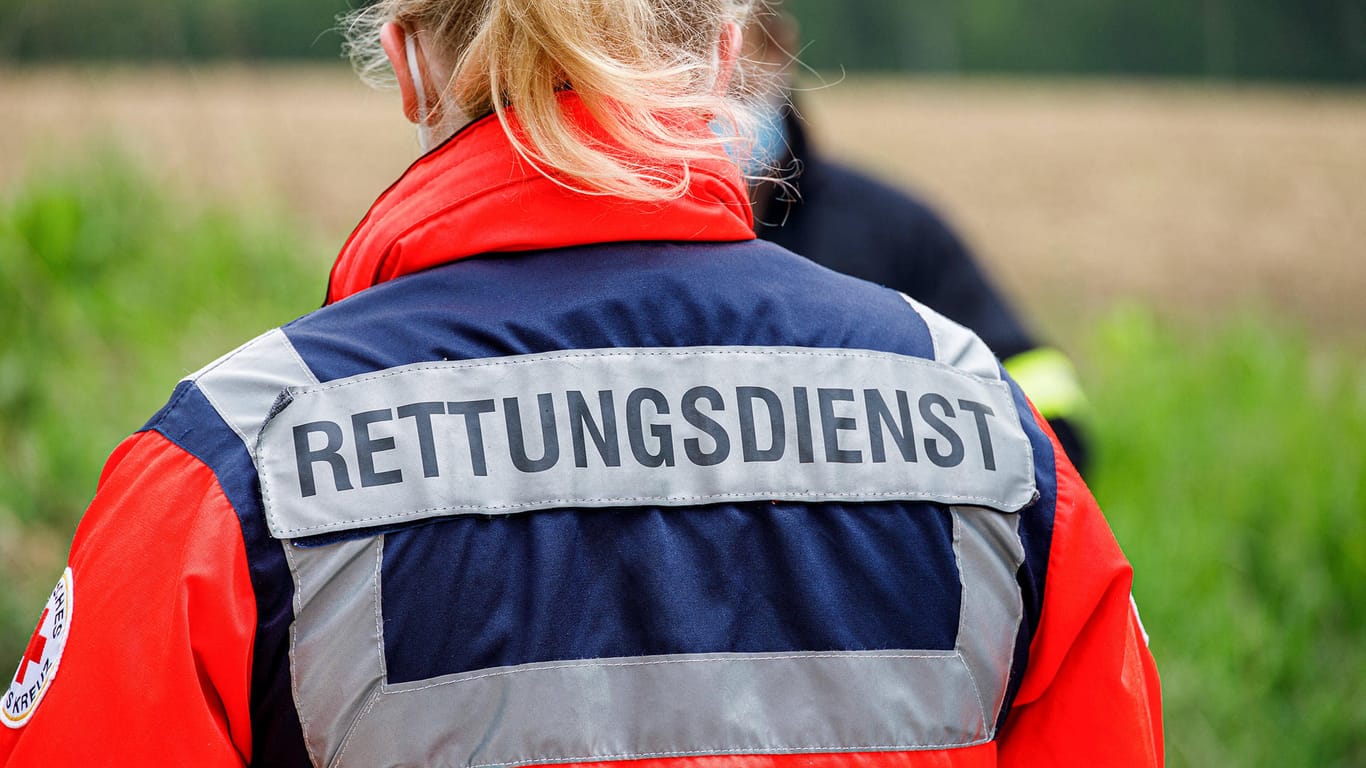 Eine Frau vom Rettungsdienst mit einer Jacke mit Schriftzug "Rettungsdienst" (Symbolbild): In Remshalden bei Stuttgart ist ein Mann in einem Fluss verunglückt.