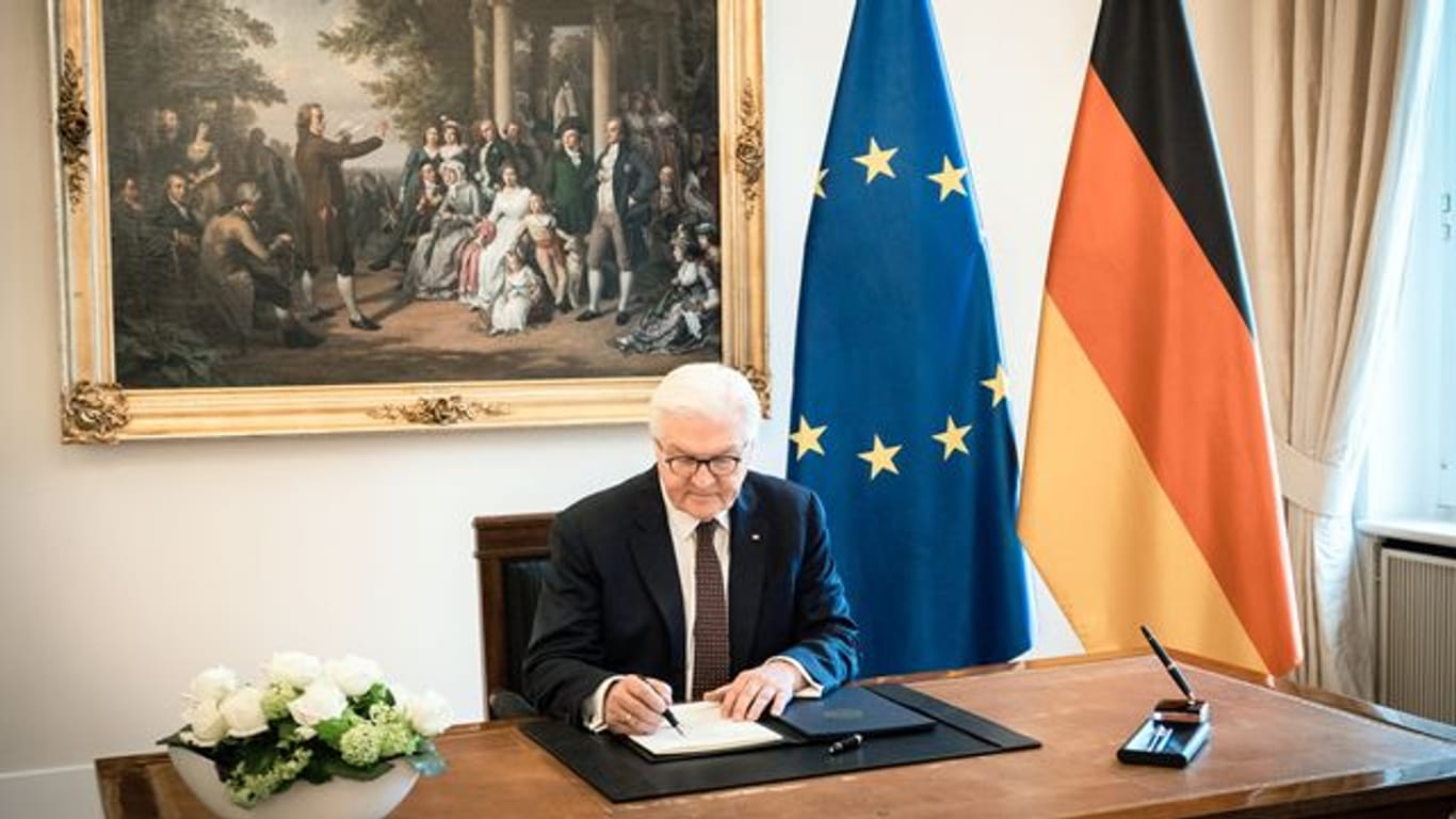 Bundespräsident Frank-Walter Steinmeier in seinem Amtszimmer im Schloss Bellevue.