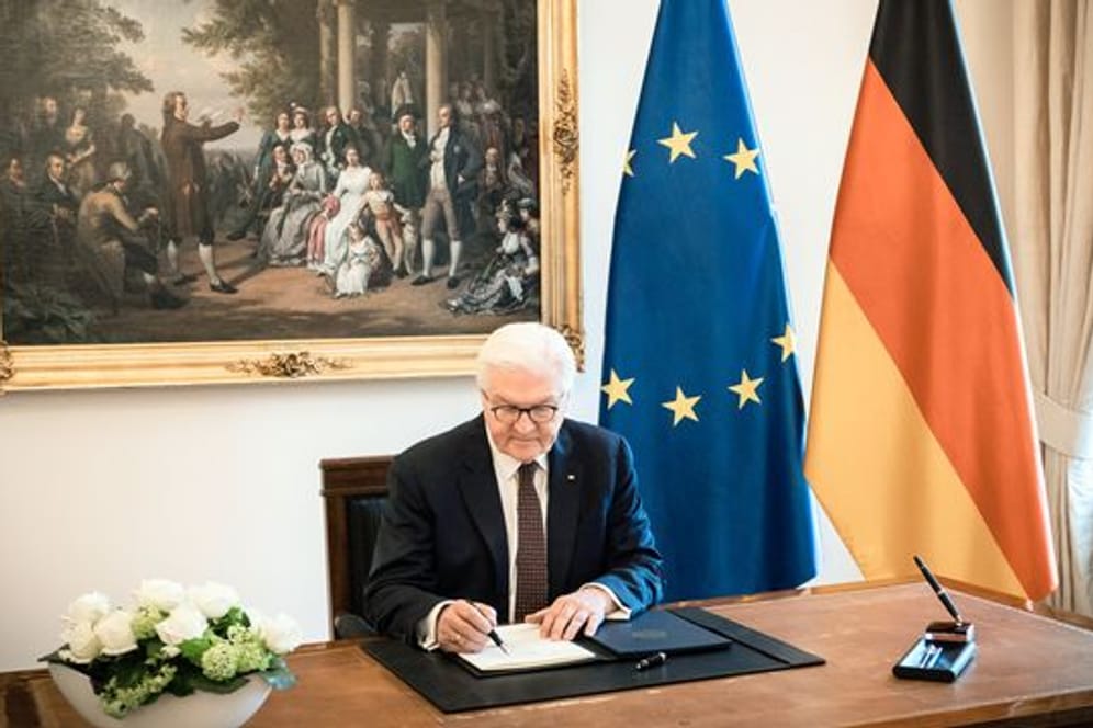 Bundespräsident Frank-Walter Steinmeier in seinem Amtszimmer im Schloss Bellevue.