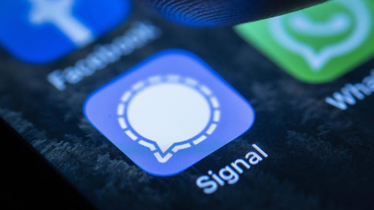 Das Logo von Signal auf einem Smartphone: Der Messenger wird oft als Konkurrent zu WhatsApp genannt.