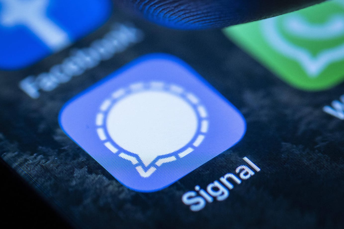 Das Logo von Signal auf einem Smartphone: Der Messenger wird oft als Konkurrent zu WhatsApp genannt.