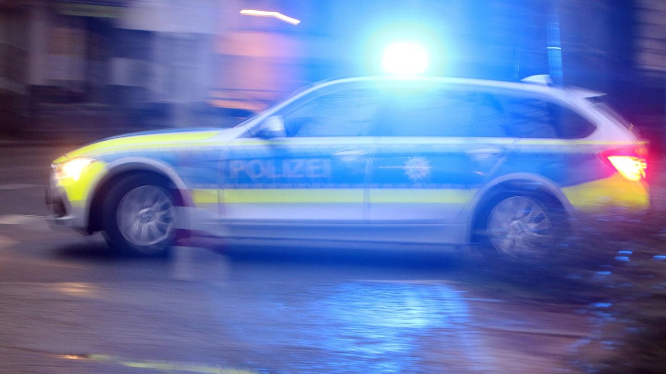Einsatzwagen der Polizei mit eingeschaltetem Blaulicht (Symbolbild): Aufmerksame Verkehrsteilnehmer konnten Unfälle verhindern.