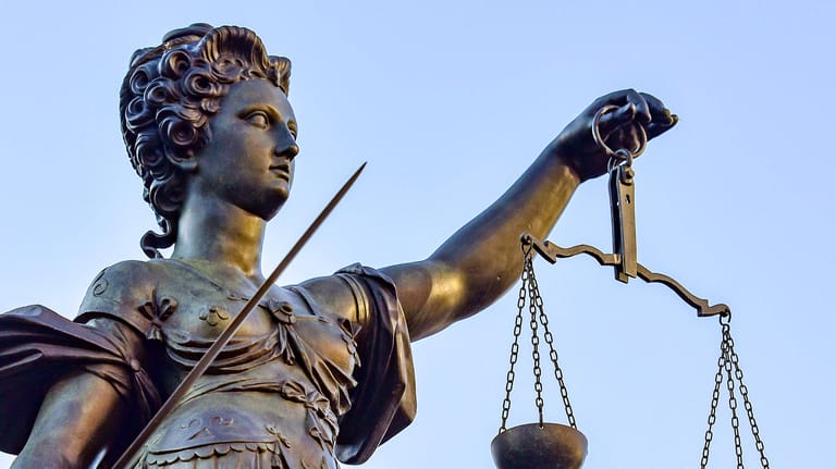 Justitia mit Waage: Das Amtsgericht Berlin hat in einem Rassismus-Fall entschieden. (Symbolbild)